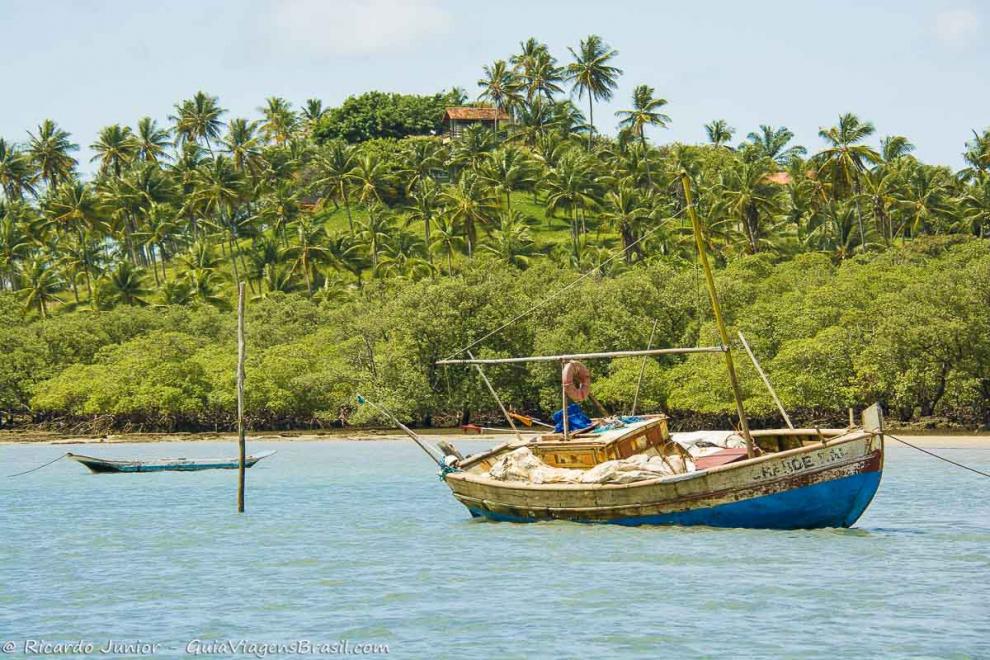 Imagem de barco de pescador na linda Praia de Moreré.